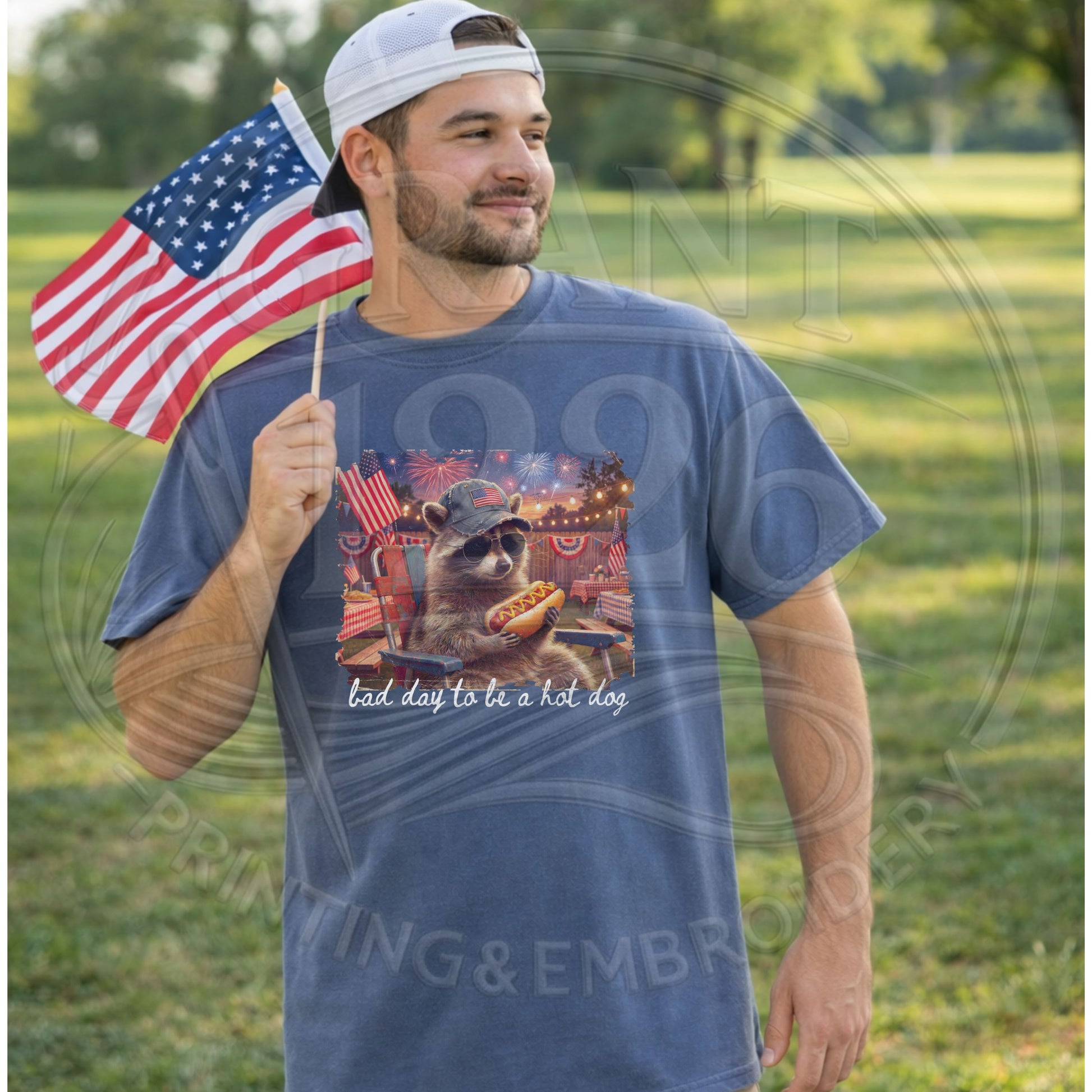 Men’s funny Independence Day raccoon shirt holding hot dog