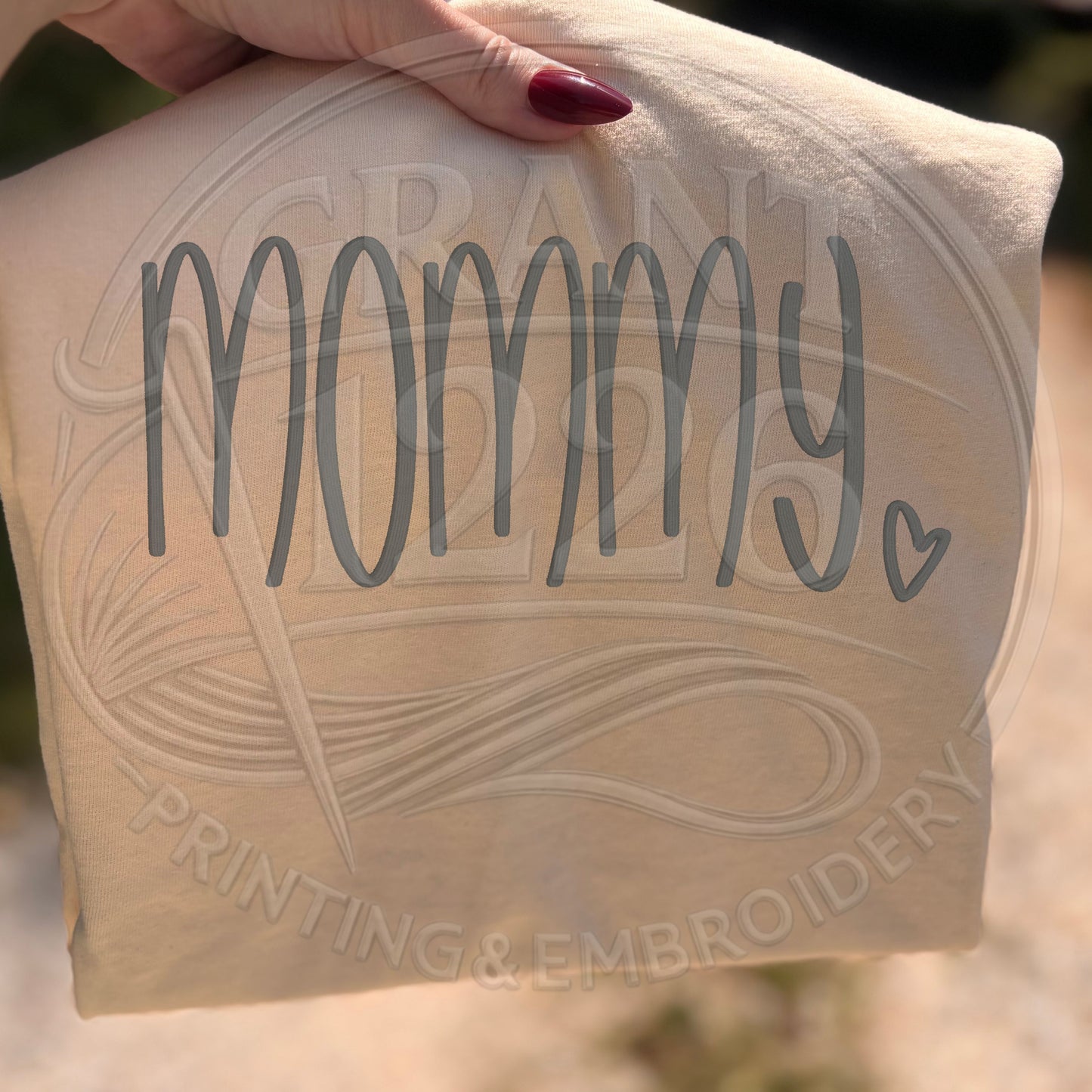 Minimal neutral mommy shirt for trendy moms